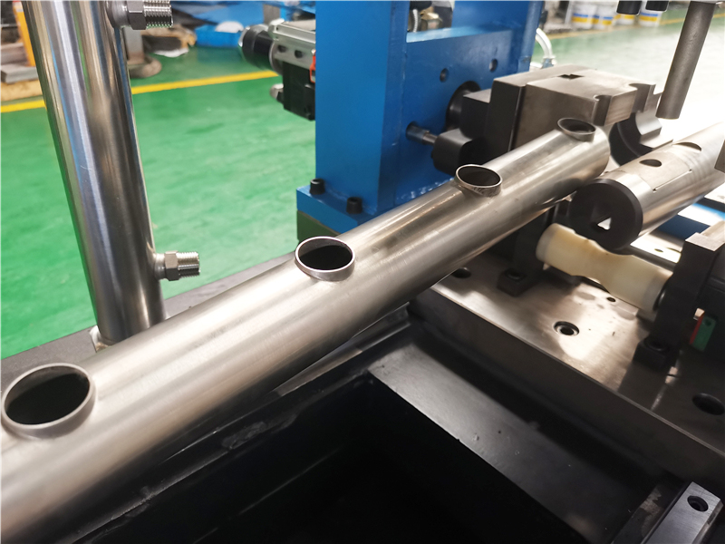 Machine de poinçonnage et de fuite de tuyaux